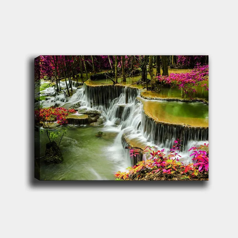 Canvas taulu 70x100 cm - Kaunis vesiputousmaisema värikkäiden kukkien ja rehevien puiden ympäröimänä, Vihreä / Vaaleanpunainen / Ruskea