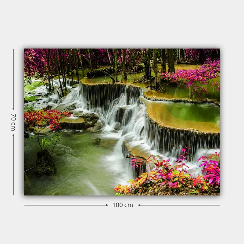 Canvas taulu 70x100 cm - Kaunis vesiputousmaisema värikkäiden kukkien ja rehevien puiden ympäröimänä - Vihreä / Vaaleanpunainen / Ruskea - Sisustustuotteet - Taulu & taide - Canvas-taulu