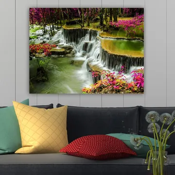Canvas taulu 70x100 cm - Kaunis vesiputousmaisema värikkäiden kukkien ja rehevien puiden ympäröimänä - Vihreä / Vaaleanpunainen / Ruskea - Sisustustuotteet - Taulu & taide - Canvas-taulu
