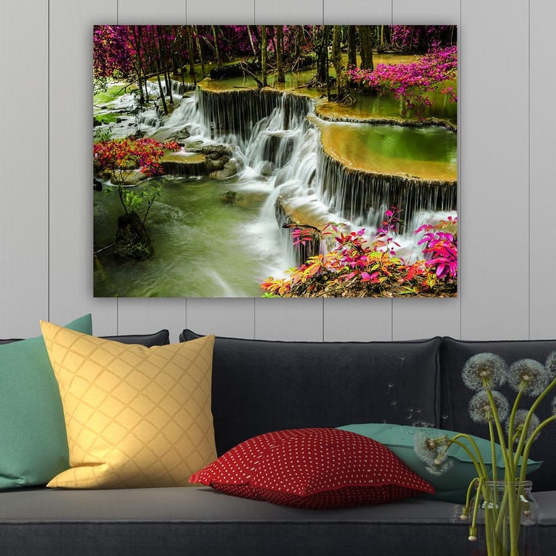 Canvas taulu 70x100 cm - Kaunis vesiputousmaisema värikkäiden kukkien ja rehevien puiden ympäröimänä - Vihreä / Vaaleanpunainen / Ruskea - Sisustustuotteet - Taulu & taide - Canvas-taulu
