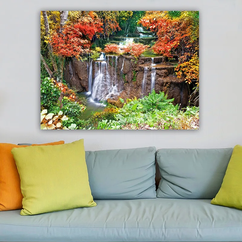 Canvas taulu 70x100 cm - Kaunis vesiputousmaisema värikkäiden syksyn lehtien ympäröimänä - Punainen / Vihreä / Ruskea - Sisustustuotteet - Taulu & taide - Canvas-taulu