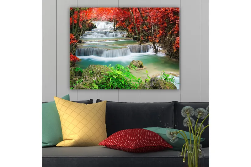 Canvas taulu 70x100 cm - Kaunis vesiputousmaisema värikkäiden syksyn lehtien ympäröimänä - Punainen / Vihreä / Sininen - Sisustustuotteet - Taulu & taide - Canvas-taulu