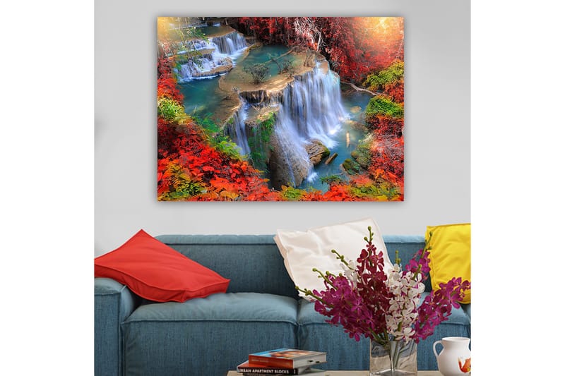 Canvas taulu 70x100 cm - Kaunis vesiputousmaisema värikkäiden syksyn lehtien ympäröimänä, Punainen / Vihreä / Sininen