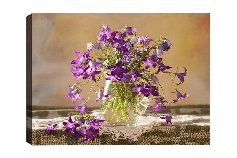 Canvas taulu 70x100 cm - Kaunis violettien kukkien kimppu lasimaljakossa, Violetti / Vihreä