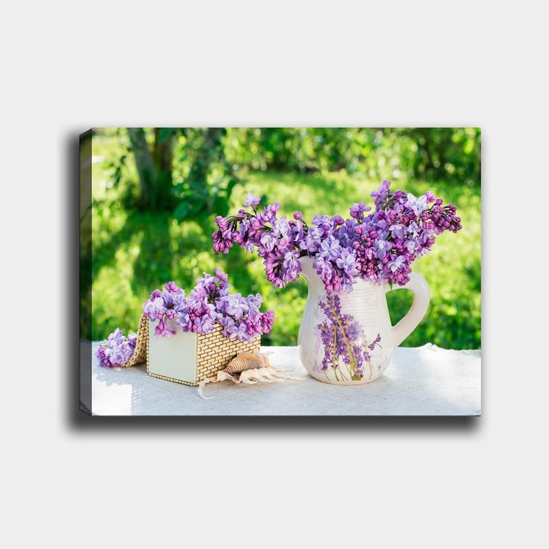 Canvas taulu 70x100 cm - Kaunis violettien kukkien kimppu ruukussa ja korissa, Violetti / Valkoinen / Vihreä
