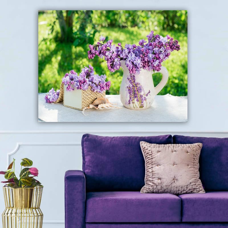 Canvas taulu 70x100 cm - Kaunis violettien kukkien kimppu ruukussa ja korissa - Violetti / Valkoinen / Vihreä - Sisustustuotteet - Taulu & taide - Canvas-taulu