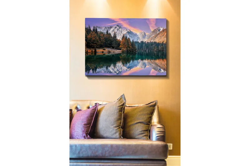 Canvas taulu 70x100 cm - Kaunis vuoristomaisema heijastuneena järvessä ja värikkäissä syyspuissa - Vihreä / Oranssi / Violetti - Sisustustuotteet - Taulu & taide - Canvas-taulu