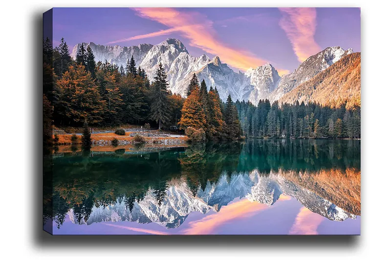 Canvas taulu 70x100 cm - Kaunis vuoristomaisema heijastuneena järvessä ja värikkäissä syyspuissa, Vihreä / Oranssi / Violetti