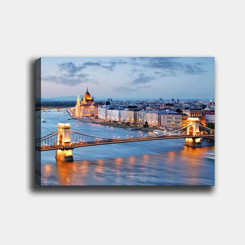 Canvas taulu 70x100 cm - Kaunis panoraamanäkymä Budapestiin, keskittyen Ketjusillaan ja ainutlaatuiseen parlamenttitaloon Tonavan varrella, Sininen / Kulta / Valkoinen