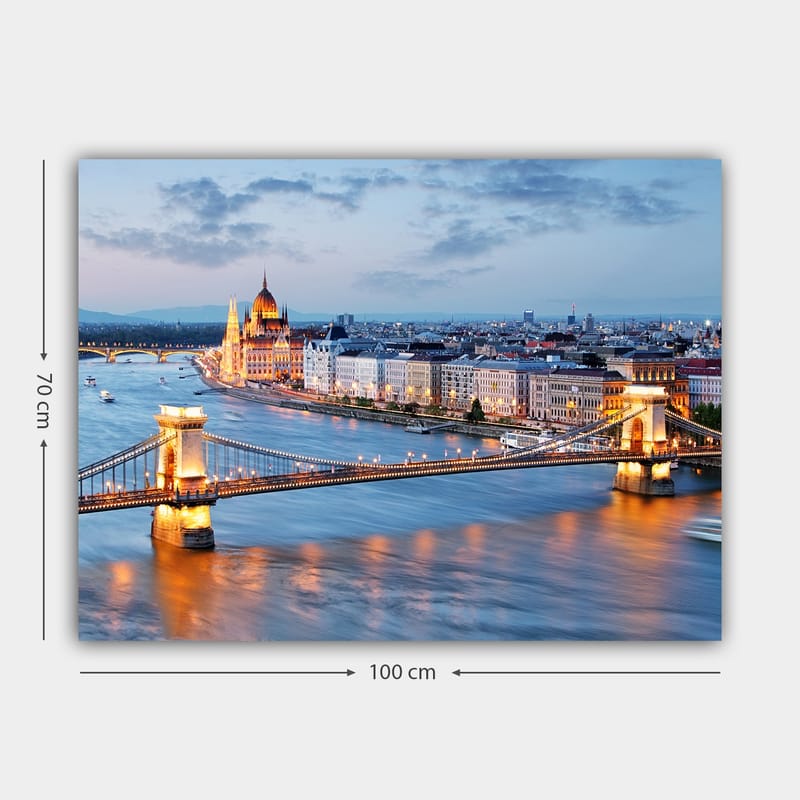 Canvas taulu 70x100 cm - Kaunis panoraamanäkymä Budapestiin, keskittyen Ketjusillaan ja ainutlaatuiseen parlamenttitaloon Tonavan varrella - Sininen / Kulta / Valkoinen - Sisustustuotteet - Taulu & taide - Canvas-taulu