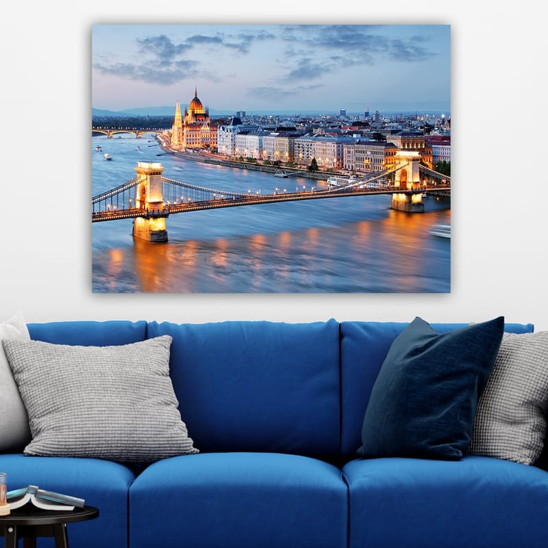 Canvas taulu 70x100 cm - Kaunis panoraamanäkymä Budapestiin, keskittyen Ketjusillaan ja ainutlaatuiseen parlamenttitaloon Tonavan varrella - Sininen / Kulta / Valkoinen - Sisustustuotteet - Taulu & taide - Canvas-taulu