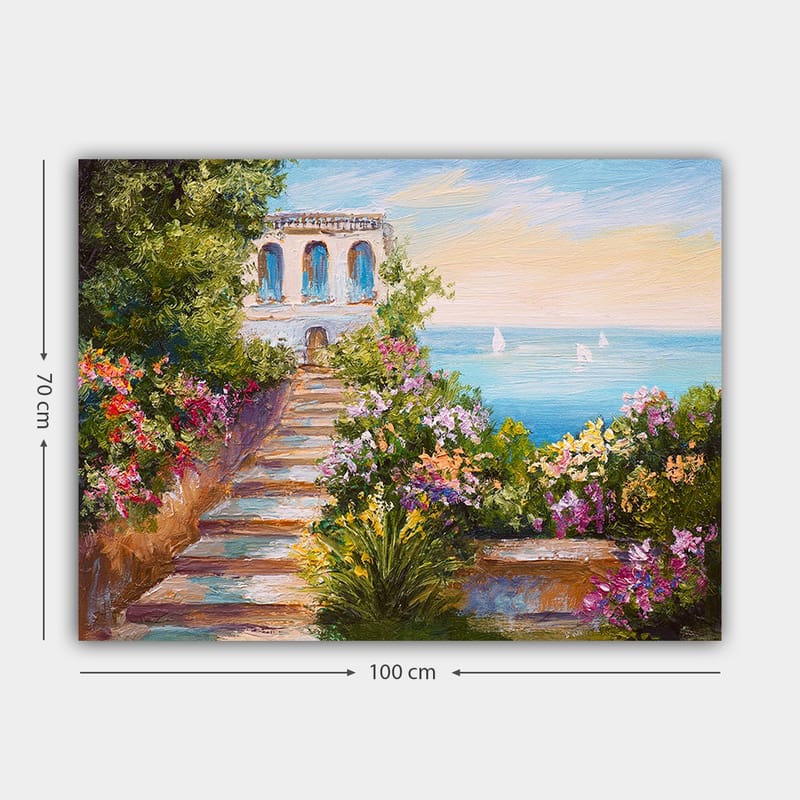 Canvas taulu 70x100 cm - Kaunis portaikko, jota ympäröivät värikkäät kukat, johtavat alas merelle ja rakennukseen, jossa on siniset ikkunat - Vihreä / Vaaleanpunainen / Sininen - Sisustustuotteet - Taulu & taide - Canvas-taulu