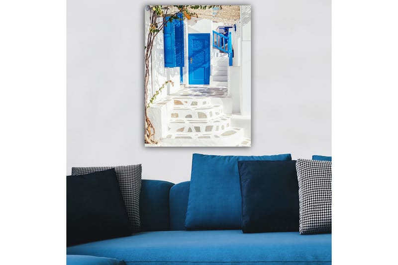 Canvas taulu 70x100 cm - Kaunis portaikko sinisillä ovilla ja ikkunoilla valkoisessa rakennuksessa, vehreyden ympäröimänä - Sininen / Valkoinen - Sisustustuotteet - Taulu & taide - Canvas-taulu