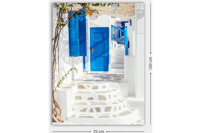 Canvas taulu 70x100 cm - Kaunis portaikko sinisillä ovilla ja ikkunoilla valkoisessa rakennuksessa, vehreyden ympäröimänä - Sininen / Valkoinen - Sisustustuotteet - Taulu & taide - Canvas-taulu