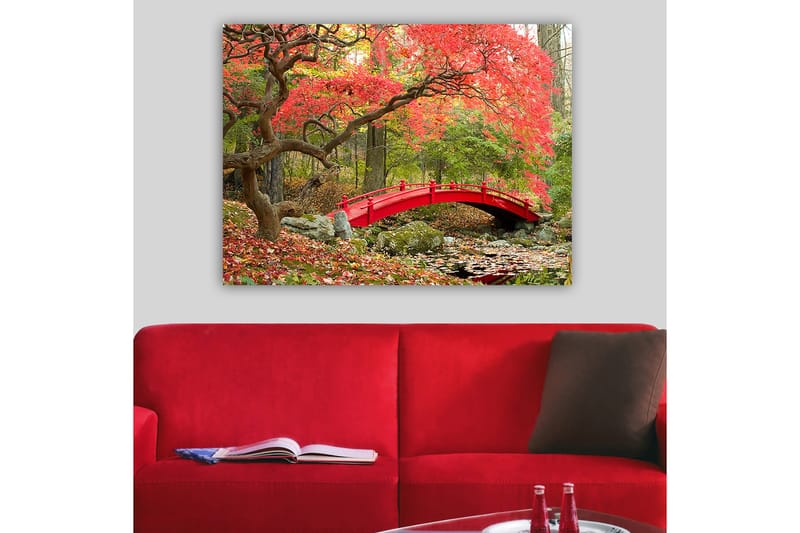 Canvas taulu 70x100 cm - Kaunis punainen silta syksyn väristen puiden ja lehtien ympäröimänä - Punainen / Vihreä / Ruskea - Sisustustuotteet - Taulu & taide - Canvas-taulu
