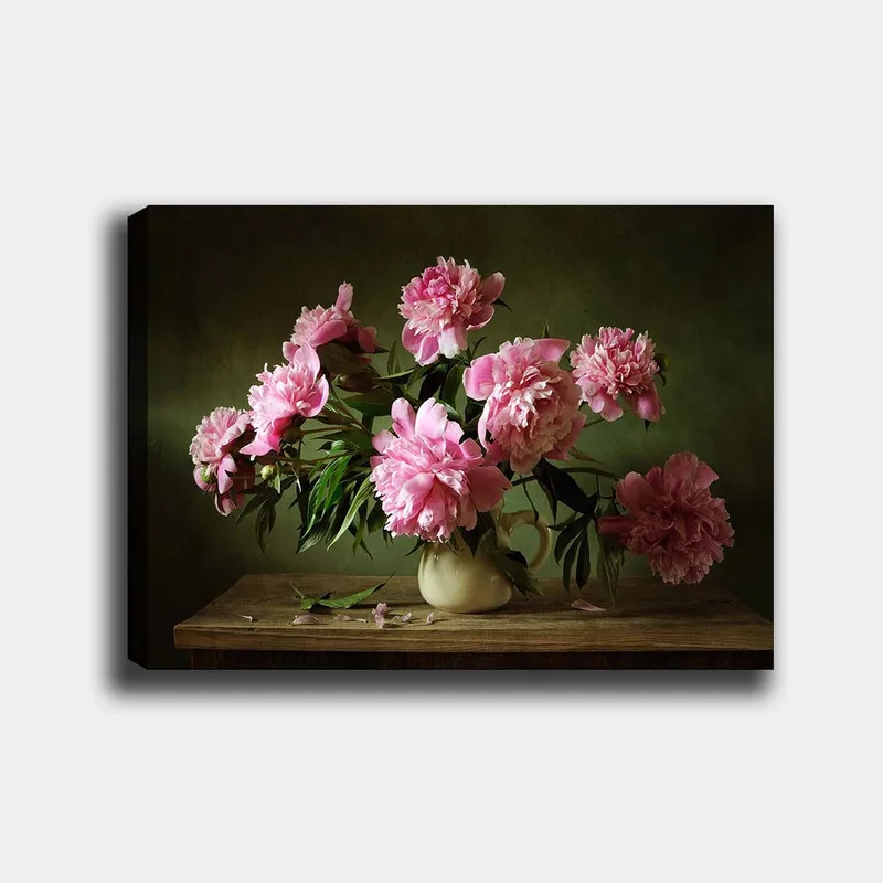 Canvas taulu 70x100 cm - Kaunis pionikimppu ruukussa pöydällä, Vaaleanpunainen / Vihreä