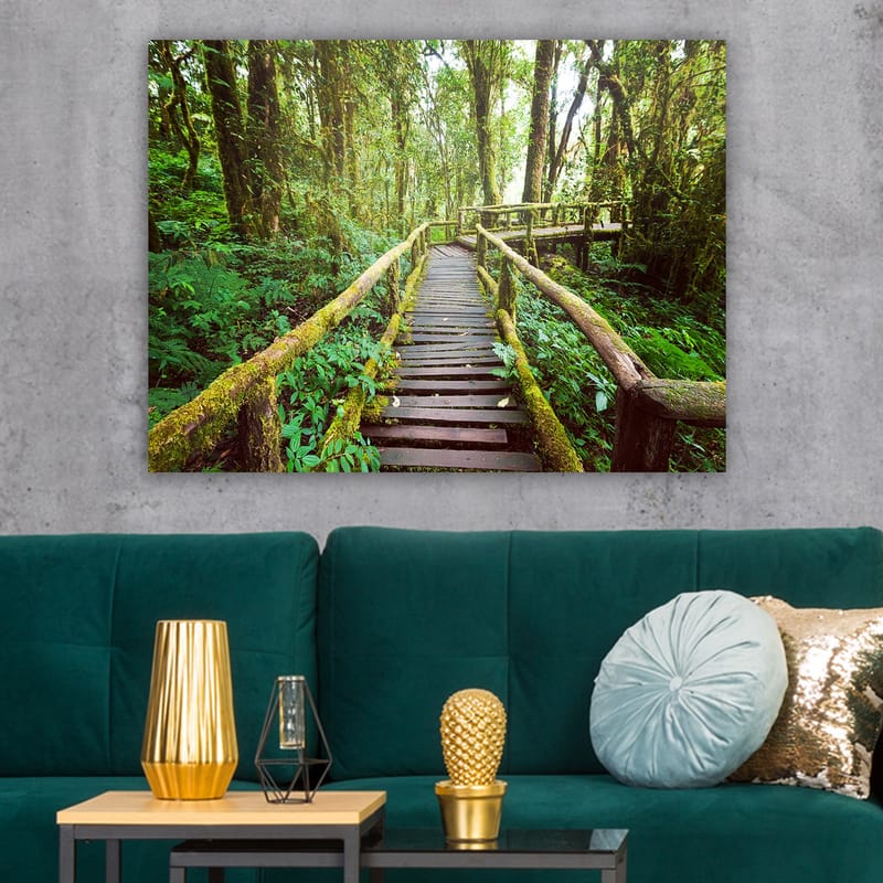 Canvas taulu 70x100 cm - Kaunis puinen silta kiemurtelee rehevän sademetsän läpi - Vihreä / Ruskea / Keltavihreä - Sisustustuotteet - Taulu & taide - Canvas-taulu