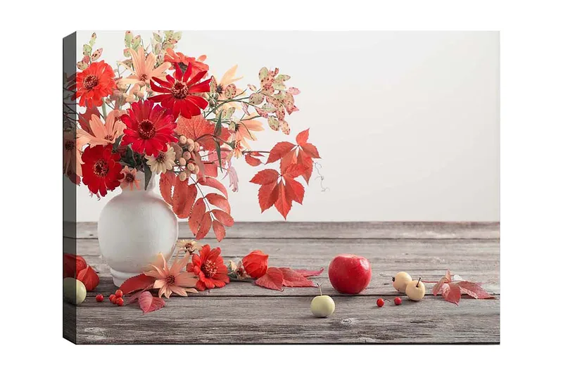 Canvas taulu 70x100 cm - Kaunis punaisten ja oranssien kukkien kimppu valkoisessa maljakossa, syksyn lehtien ja hedelmien ympäröimänä, Punainen / Oranssi / Vihreä