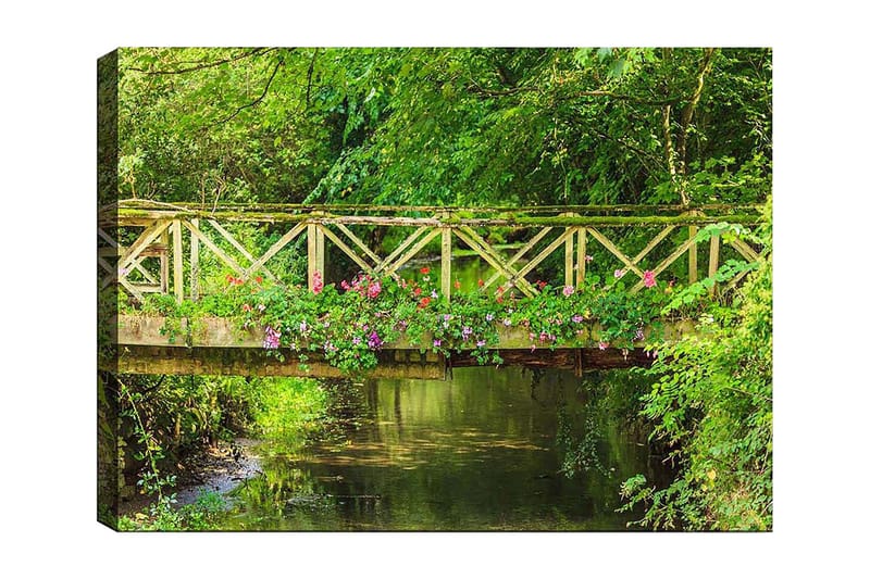 Canvas taulu 70x100 cm - Kaunis puinen silta, jota ympäröi vehreys ja kukat tyynen veden äärellä, Vihreä / Vaaleanpunainen / Ruskea