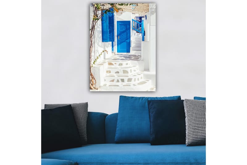 Canvas taulu 70x100 cm - Kaunis portaikko sinisillä ovilla ja ikkunoilla valkoisessa rakennuksessa, vehreyden ympäröimänä - Sininen / Valkoinen - Sisustustuotteet - Taulu & taide - Canvas-taulu