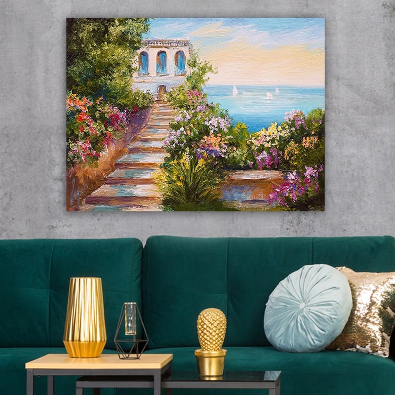 Canvas taulu 70x100 cm - Kaunis portaikko, jota ympäröivät värikkäät kukat, johtavat alas merelle ja rakennukseen, jossa on siniset ikkunat - Vihreä / Vaaleanpunainen / Sininen - Sisustustuotteet - Taulu & taide - Canvas-taulu