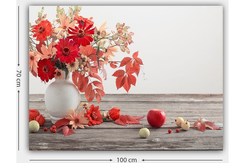 Canvas taulu 70x100 cm - Kaunis punaisten ja oranssien kukkien kimppu valkoisessa maljakossa, syksyn lehtien ja hedelmien ympäröimänä - Punainen / Oranssi / Vihreä - Sisustustuotteet - Taulu & taide - Canvas-taulu