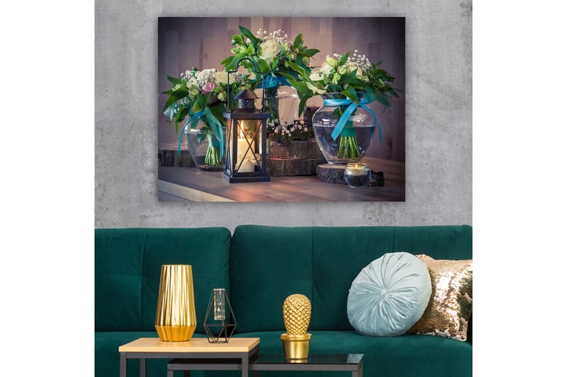 Canvas taulu 70x100 cm - Kaunista tyyneyttä lasimaljakoissa olevien kukkien ja viihtyisän tunnelman luovan lyhdyn avulla - Vihreä / Valkoinen / Sininen - Sisustustuotteet - Taulu & taide - Canvas-taulu