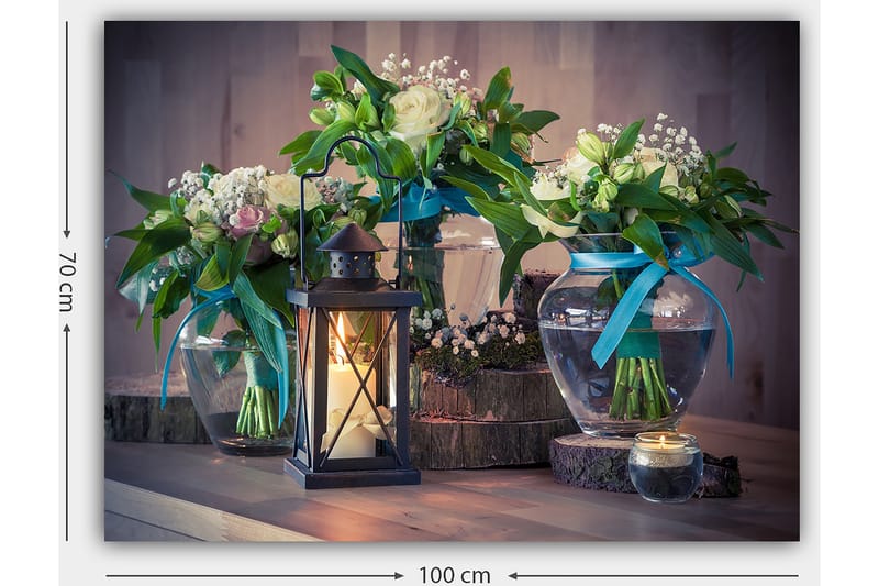 Canvas taulu 70x100 cm - Kaunista tyyneyttä lasimaljakoissa olevien kukkien ja viihtyisän tunnelman luovan lyhdyn avulla - Vihreä / Valkoinen / Sininen - Sisustustuotteet - Taulu & taide - Canvas-taulu