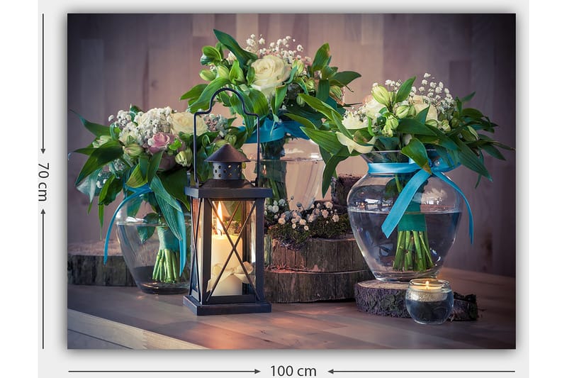 Canvas taulu 70x100 cm - Kaunista tyyneyttä lasimaljakoissa olevien kukkien ja viihtyisän tunnelman luovan lyhdyn avulla - Vihreä / Valkoinen / Sininen - Sisustustuotteet - Taulu & taide - Canvas-taulu
