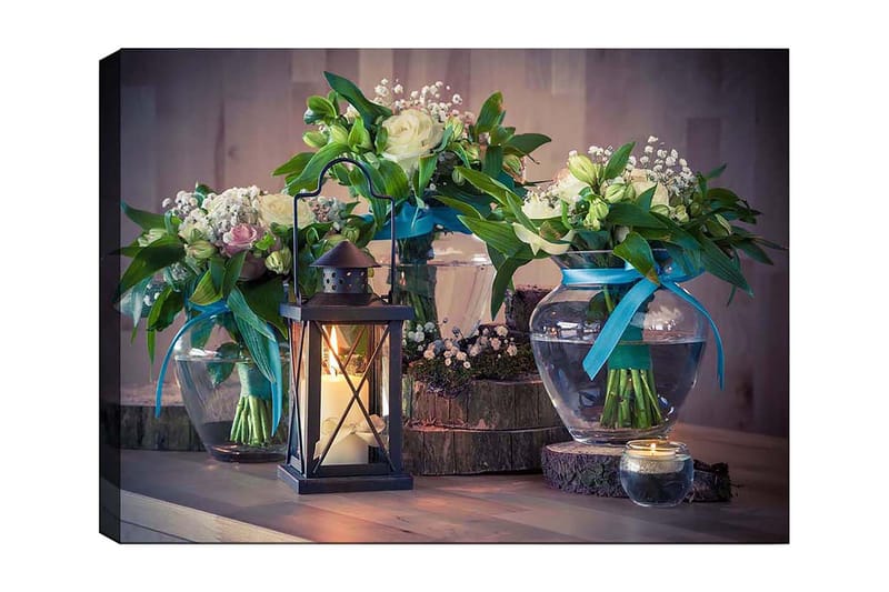 Canvas taulu 70x100 cm - Kaunista tyyneyttä lasimaljakoissa olevien kukkien ja viihtyisän tunnelman luovan lyhdyn avulla, Vihreä / Valkoinen / Sininen