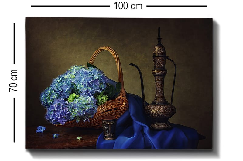 Canvas taulu 70x100 cm - Kaunista tyyneyttä sinisten hortensioiden täyttämän korin ja elegantin metallikannun kera - Sininen / Vihreä / Ruskea - Sisustustuotteet - Taulu & taide - Canvas-taulu