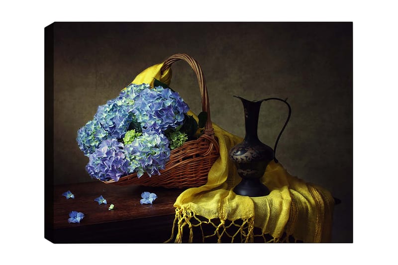 Canvas taulu 70x100 cm - Kaunista tyyneyttä sinisten hortensioiden täyttämän korin ja elegantin mustan kannun kera, Sininen / Keltainen / Vihreä