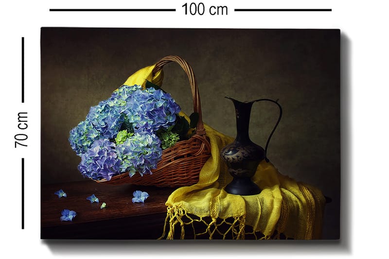 Canvas taulu 70x100 cm - Kaunista tyyneyttä sinisten hortensioiden täyttämän korin ja elegantin mustan kannun kera - Sininen / Keltainen / Vihreä - Sisustustuotteet - Taulu & taide - Canvas-taulu