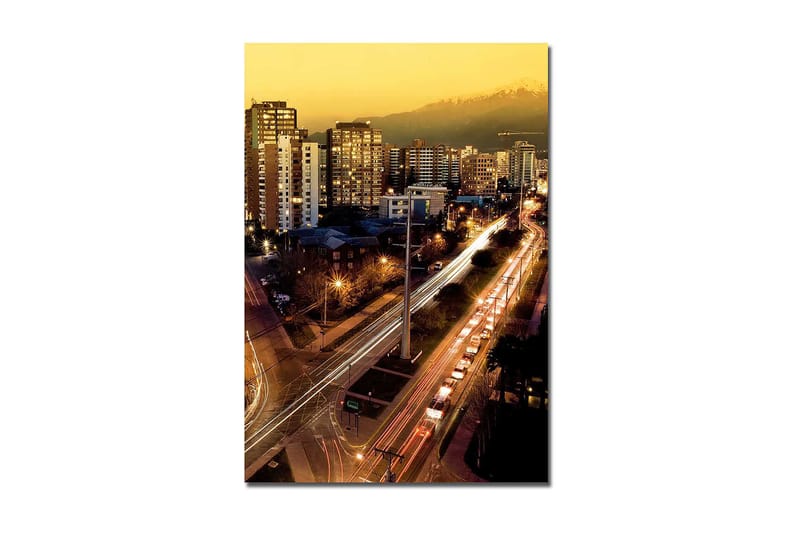 Canvas taulu 70x100 cm - Kaupungin siluetti hämärässä rakennusten ja liikenteen valojen kanssa, Kulta / Tummansininen / Valkoinen