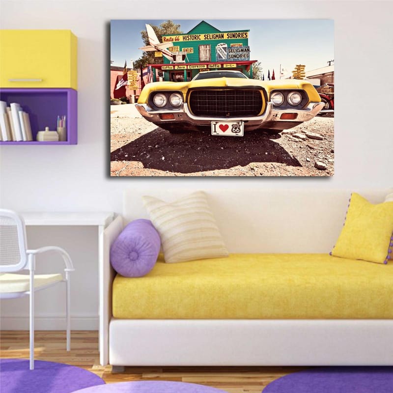 Canvas taulu 70x100 cm - Keltainen vintage-auto nostalgisen liikennemerkin edessä Route 66:lla - Keltainen / Musta / Hopea - Sisustustuotteet - Taulu & taide - Canvas-taulu