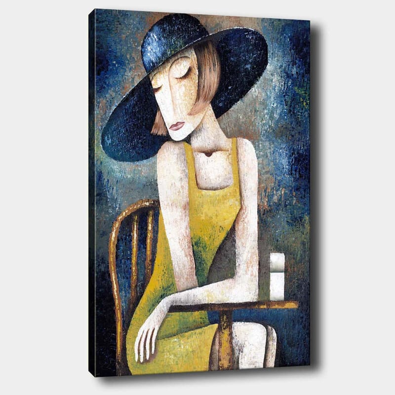 Canvas taulu 70x100 cm - Keltaiseen mekkoon pukeutunut nainen istuu pöydän ääressä valkoisen kupin kanssa, päässään suuri musta hattu, Keltainen / Musta / Sinivihreä