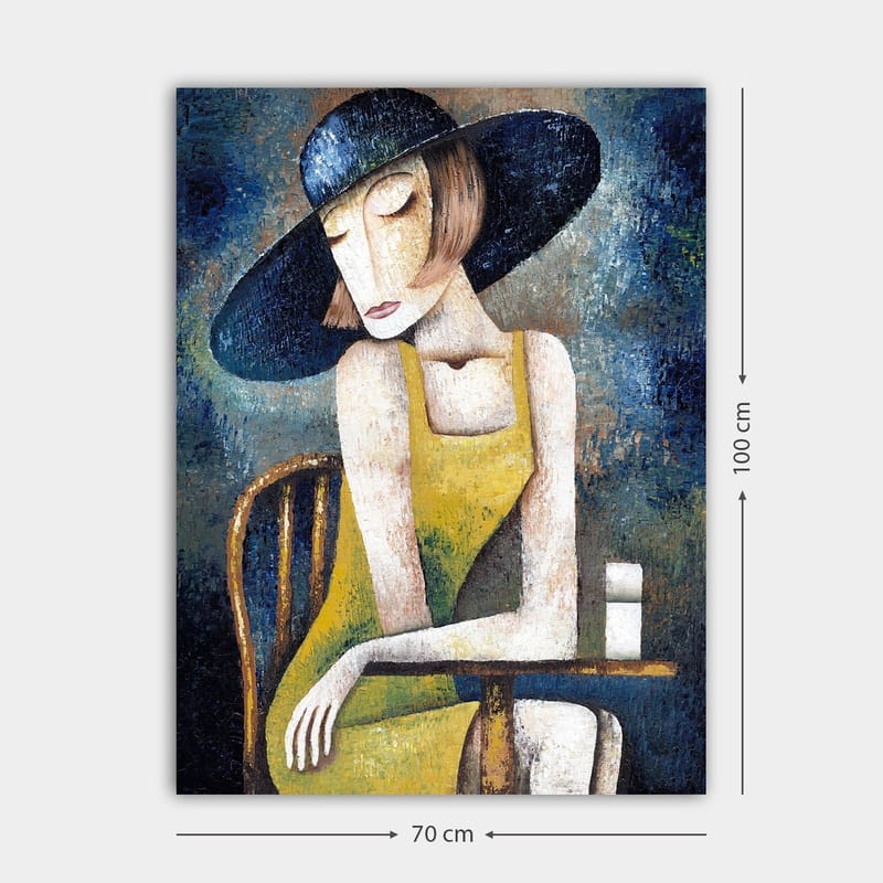 Canvas taulu 70x100 cm - Keltaiseen mekkoon pukeutunut nainen istuu pöydän ääressä valkoisen kupin kanssa, päässään suuri musta hattu - Keltainen / Musta / Sinivihreä - Sisustustuotteet - Taulu & taide - Canvas-taulu