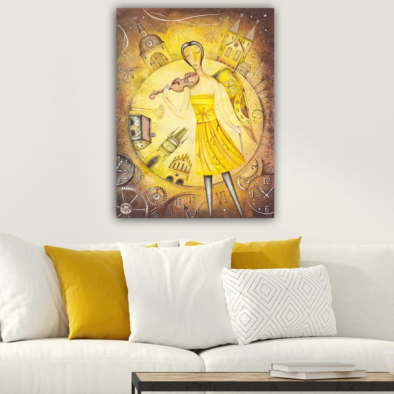 Canvas taulu 70x100 cm - Keltaiseen mekkoon pukeutunut nainen soittaa viulua kellojen ja rakennusten ympäröimänä - Keltainen / Ruskea - Sisustustuotteet - Taulu & taide - Canvas-taulu