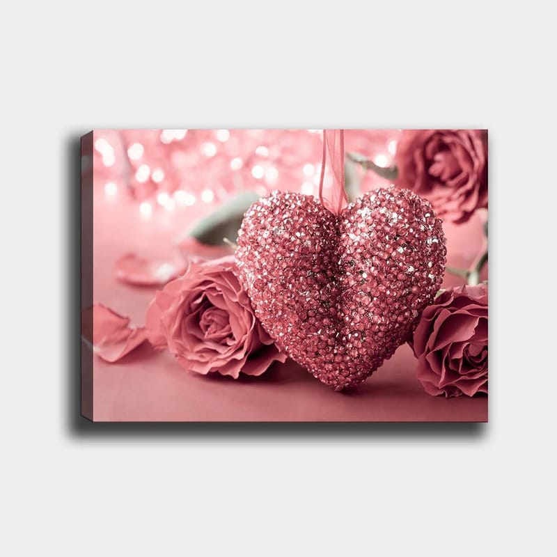 Canvas taulu 70x100 cm - Kimalteleva sydän vaaleanpunaisten ruusujen ympäröimänä, Vaaleanpunainen / Tummanpunainen