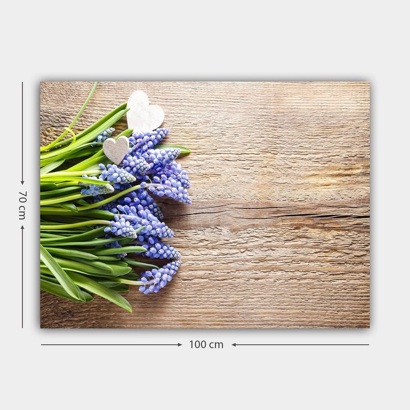 Canvas taulu 70x100 cm - Kimpussa sinisiä hyasintteja ja kaksi valkoista sydäntä - Sininen / Vihreä / Valkoinen - Sisustustuotteet - Taulu & taide - Canvas-taulu