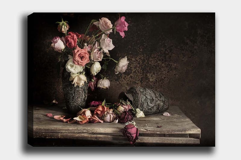 Canvas taulu 70x100 cm - Kimpussa värikkäitä ruusuja koristeellisessa maljakossa, ja joitakin kukkia on pudonnut maljakon ulkopuolelle, Vaaleanpunainen / Valkoinen / Tummanpunainen