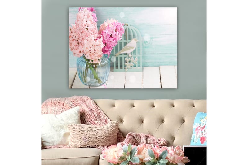 Canvas taulu 70x100 cm - Kimpussa vaaleanpunaisia hyasintteja lasimaljakossa - Vaaleanpunainen / Vaaleansininen / Vihreä - Sisustustuotteet - Taulu & taide - Canvas-taulu