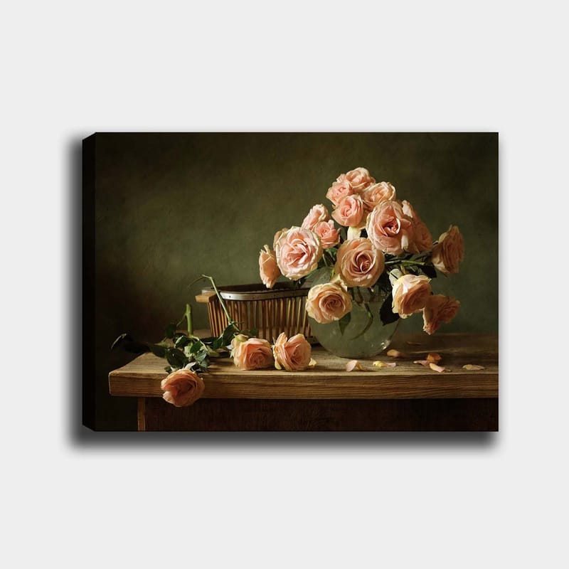 Canvas taulu 70x100 cm - Kimpussa vaaleanpunaisia ruusuja lasimaljakossa puupöydällä, Vaaleanpunainen / Vihreä / Ruskea