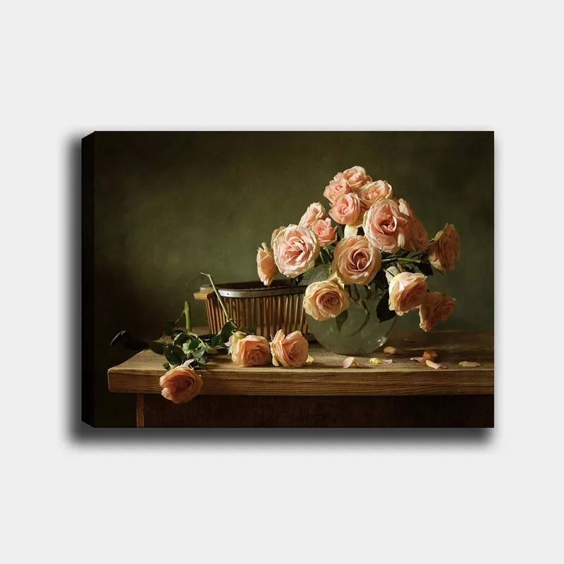 Canvas taulu 70x100 cm - Kimpussa vaaleanpunaisia ruusuja lasimaljakossa puupöydällä, Vaaleanpunainen / Vihreä / Ruskea