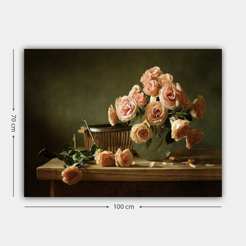 Canvas taulu 70x100 cm - Kimpussa vaaleanpunaisia ruusuja lasimaljakossa puupöydällä - Vaaleanpunainen / Vihreä / Ruskea - Sisustustuotteet - Taulu & taide - Canvas-taulu