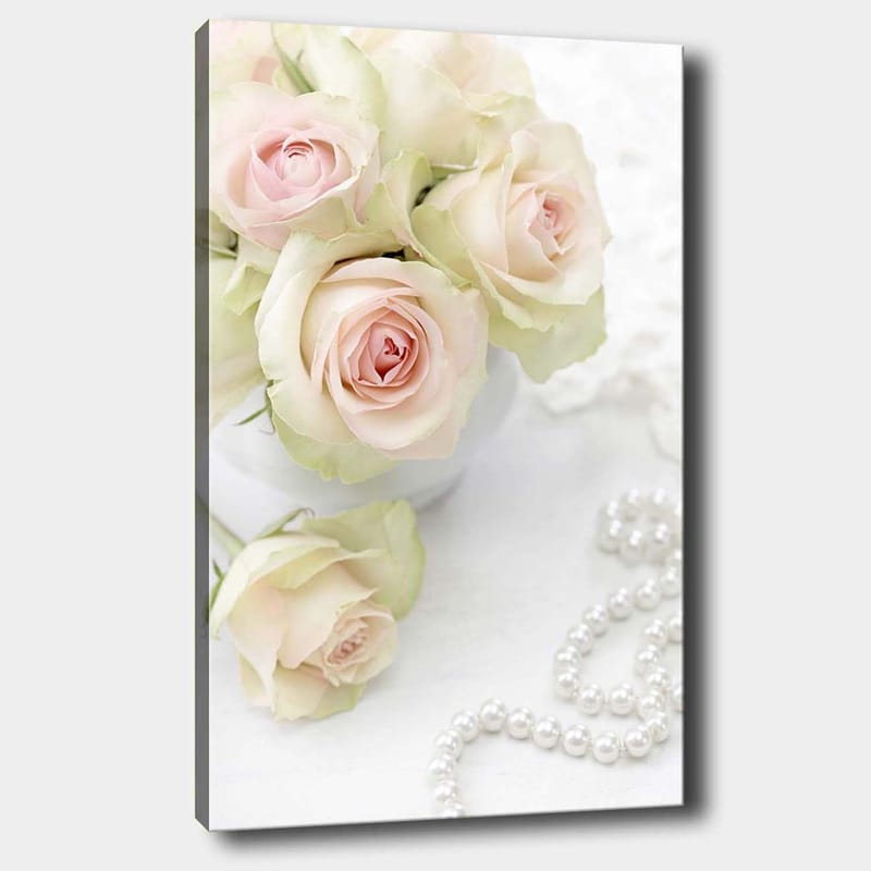 Canvas taulu 70x100 cm - Kimpussa vaaleanpunaisia ruusuja valkoisessa ruukussa, Vaaleanpunainen / Vihreä / Valkoinen