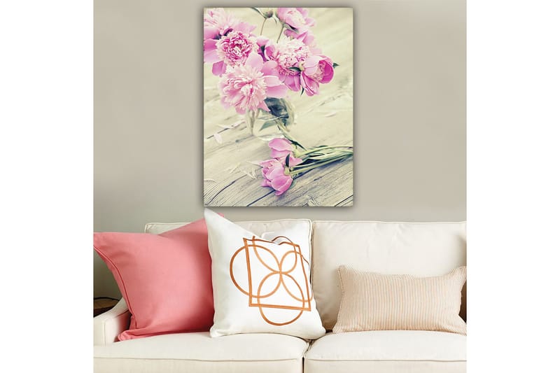 Canvas taulu 70x100 cm - Kimpussa vaaleanpunaisia pioneja lasimaljakossa - Vaaleanpunainen / Vihreä - Sisustustuotteet - Taulu & taide - Canvas-taulu