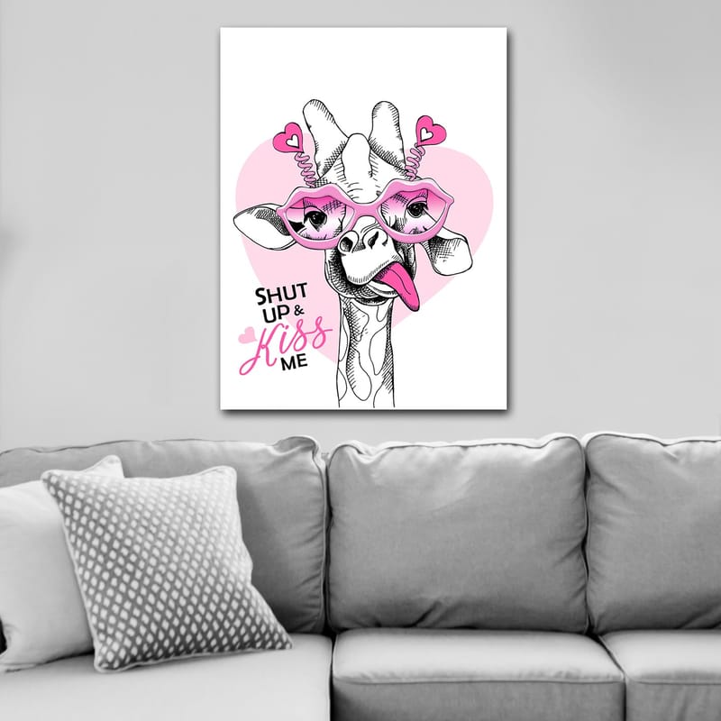 Canvas taulu 70x100 cm - Kirahvi suurilla vaaleanpunaisilla laseilla ja leikkisällä asenteella - Vaaleanpunainen / Musta / Valkoinen - Sisustustuotteet - Taulu & taide - Canvas-taulu