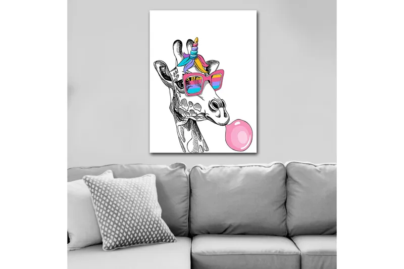 Canvas taulu 70x100 cm - Kirahvi puhaltaa kuplia aurinkolaseissa - Vaaleanpunainen / Sininen / Violetti - Sisustustuotteet - Taulu & taide - Canvas-taulu