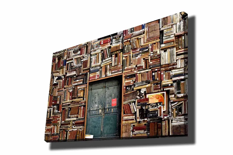 Canvas taulu 70x100 cm - Kirjoilla peitetty seinä, jossa ovi keskellä, Ruskea / Vihreä / Punainen